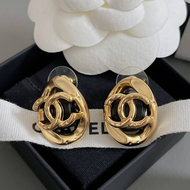 High Quality Details As Shown In The Picture. Black Leather Earrings With Twiste