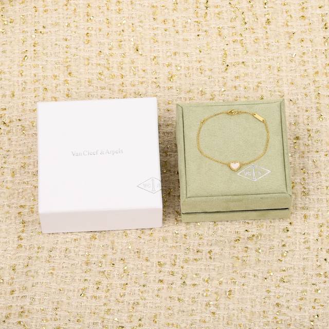 203084 We Produce Van Leef & Arpels Alhambra Heart-Shaped Pendant Zp15340+. I