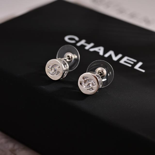 zp Chanel Earrings Are Elegant And Generous. The Exquisite Design And Carving