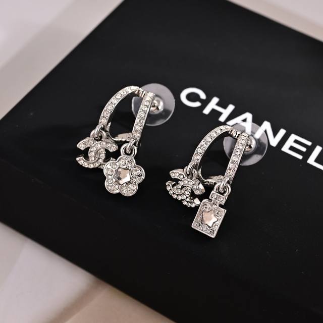 zp Chanel Necklace Is Elegant And Generous. The Exquisite Design And Carving