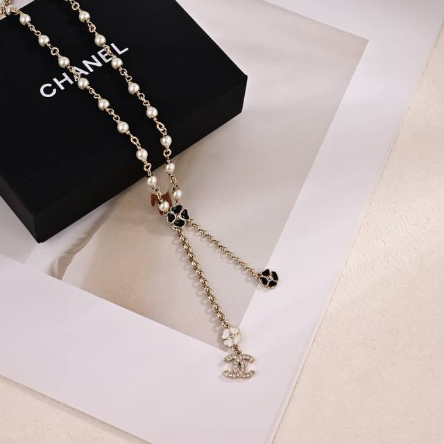 zp Chanel Necklace Is Elegant And Generous. The Exquisite Design And Carving