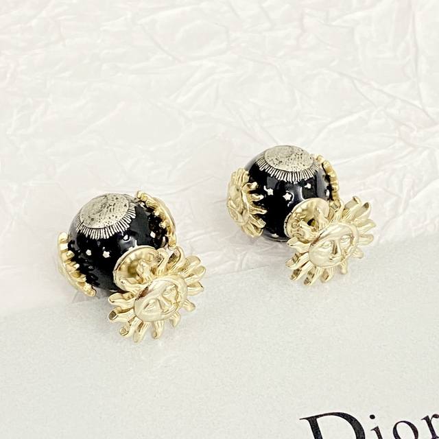 Code E2631 Dior Earrings Hot Sale Hot New Dior Black Double Bead Sun Face Earrin