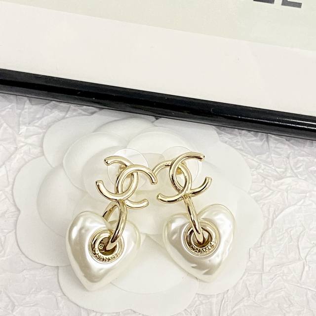 Code E2630 Chanel Earrings Are Hot-Selling And New Chan 24 White Love Double C E