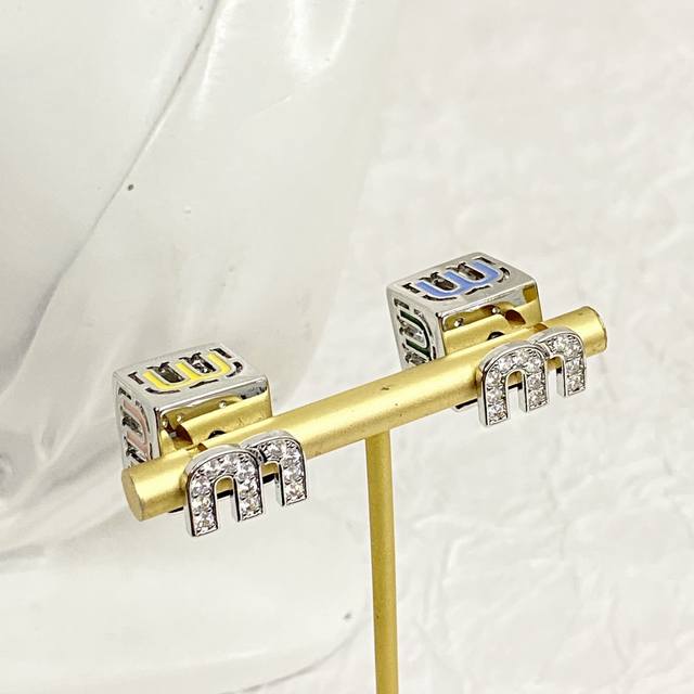 Code E2623 Miumiu Earrings Are Hot-Selling Models. The Latest Zp Miu Miu Three-D