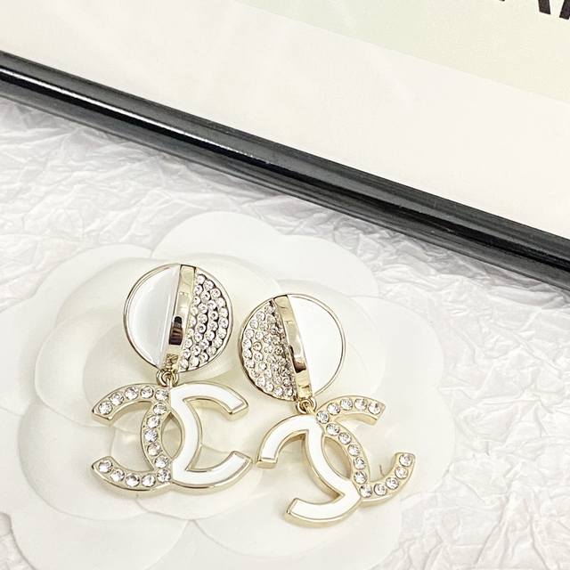 Code E2625 Chanel Earrings Are Hot-Selling And New. Chan 24 White Enamel Half Di