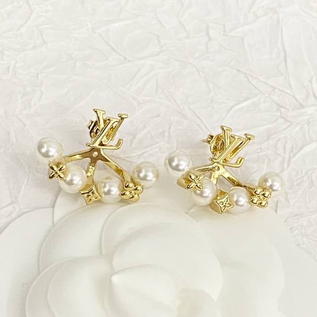 Code E2626 Lv Earrings Are Hot-Selling And Are On Sale Now. Lv Letter Flower Pea