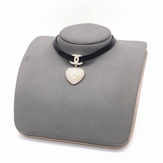 No.Xxl0026 White Diamond Chanel Goose Leather Necklace Heart Diamond Black White