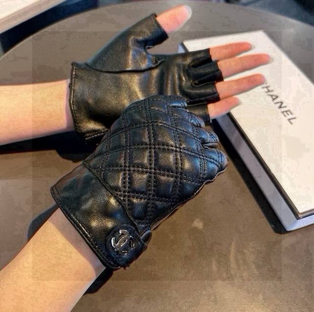 Chanel New Short Gloves Fashion Motorcycle Gloves Autumn And Winter New Products