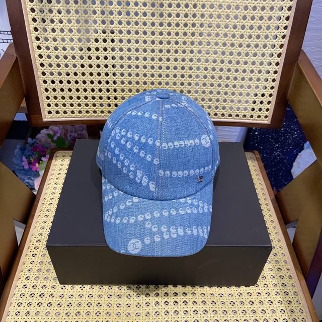 Running Volume Chanel 25P Cowboy Hat Is Beautiful And Becomes A Fashion Icon In