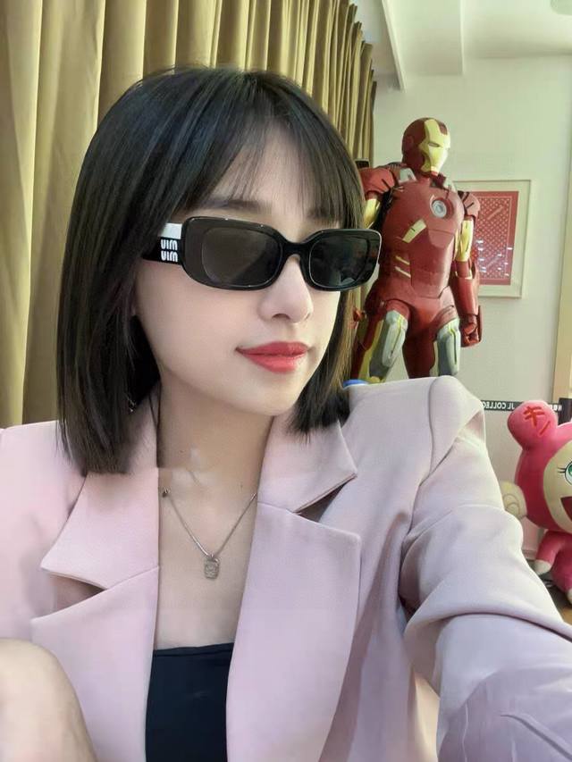 miu Miu 2025 New Sunglasses Rectangular Women's Fashion Sunglasses Personalit