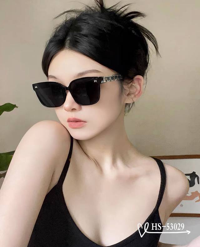 Hermes . Polaroid Resin Polarized Lens . Tr90 Frame Is Light And Comfortable To