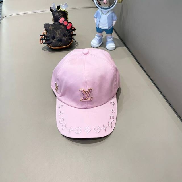 lv Bloggers Love This Embroidered Baseball Cap The Trendy Atmosphere Is Overw