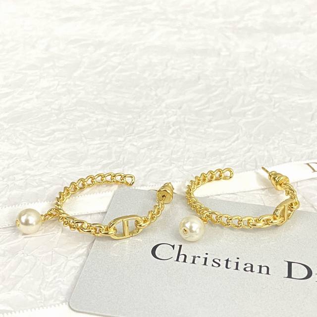 dior Earrings Are Hot-Selling Models And Are Now On Sale. Dior Gold Chain Cd