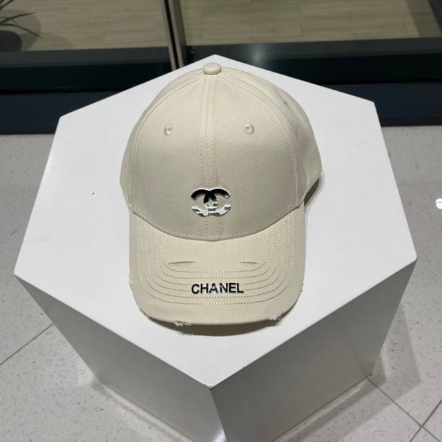 Chanel's New Letter Logo Baseball Cap Has Different Styles For Men And Women. Th