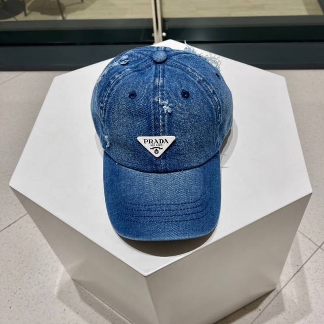 pr Da Prada's New Baseball Cap The Design Of The Small Broken Edge Is Very Be