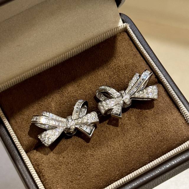 a1744 Graff's Classic Bow-Knot Step-Cut Diamond Earrings Are Exciting And Ful