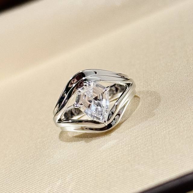 a4215 Light Luxury Geometric Shaped Diamond Surrounded By Smooth Ring S925 St