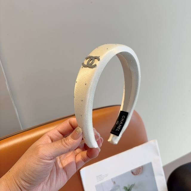With Packaging Chanel Chanel's New Xiaochan Headband Is Fashionable And Shows Th