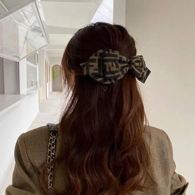 With Packaging Fendi Fendi Counter New Hairpin Classic Sweet Princess Wind Diamo