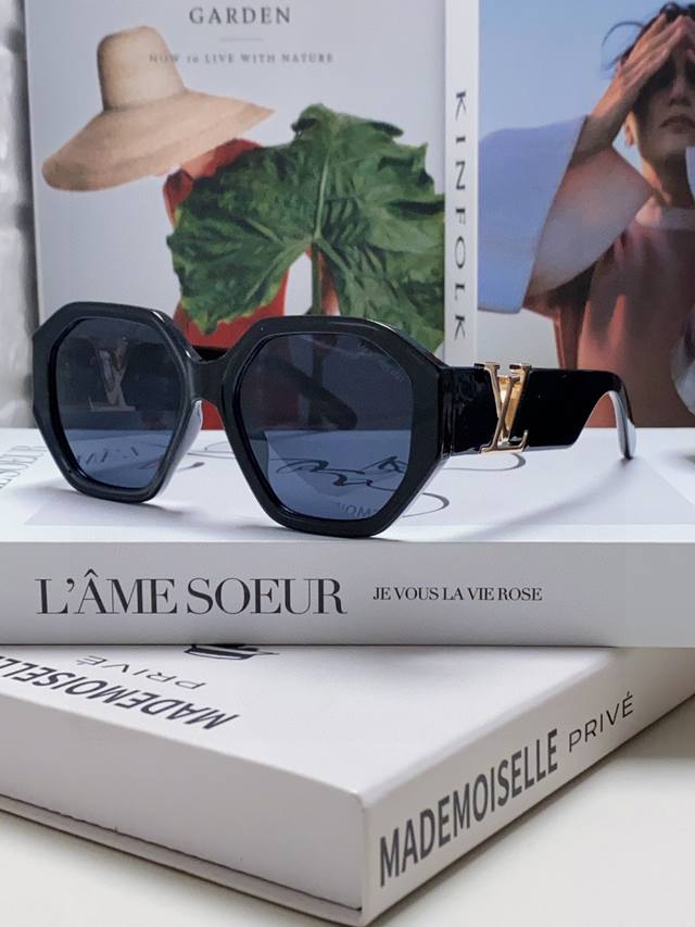 lv Louis Vuitton Large Frame Sunglasses. The Classic Square Frame Design Is N