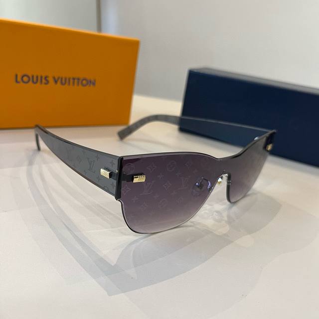 lv Z2205U Old Flower Louis Vuitto*