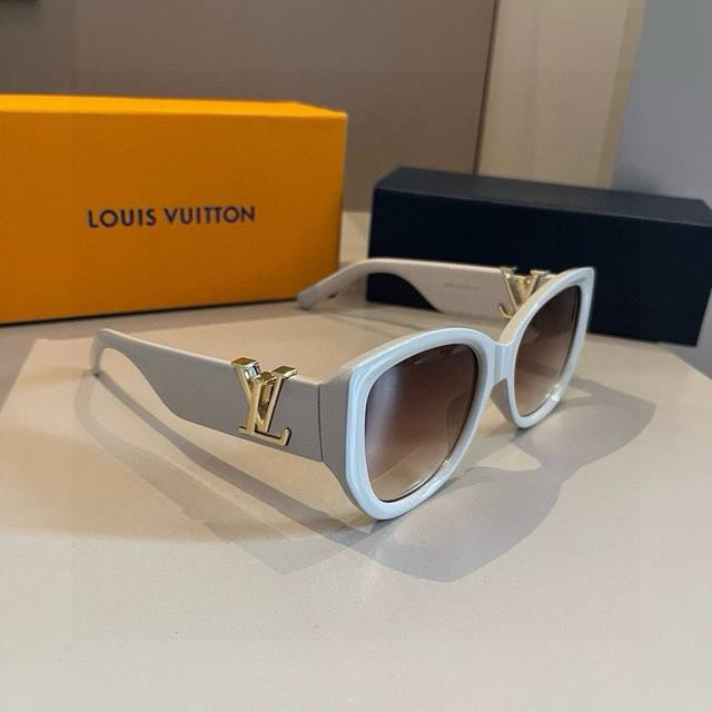 lv Sunglasses For Women. Looks Good On The Face. Very Stylish. Full Of Prints