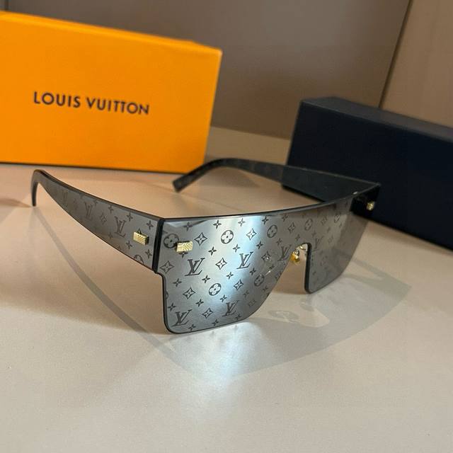lv Z2205U Old Flower Louis Vuitto*