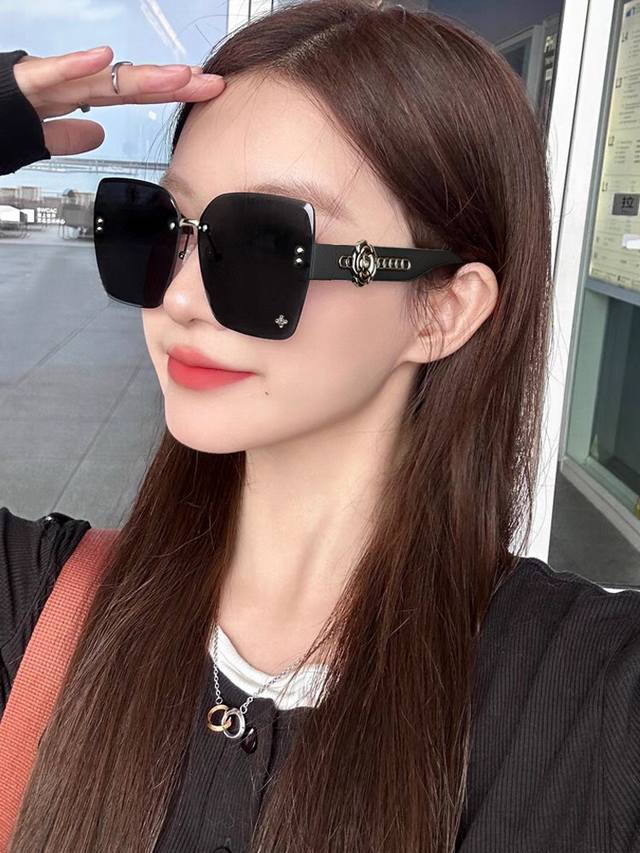 French Chanel - Chanel . Polaroid Resin High-Definition Lens . Tr Frame - Light