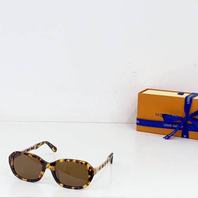 louis Vuitto* Model Z2649U Size: 55 Ports 20-140