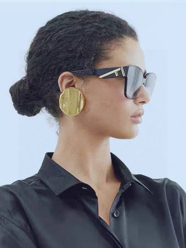 fendi Fendi's New Logo Design Is Simple And Stylish. The Mirror Surface Uses