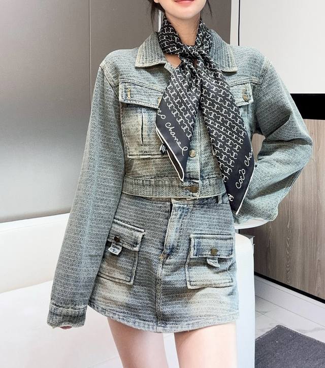 chanel~~Childlike Letters~~Spring New Style 90*90 Twill Silk Two-Color