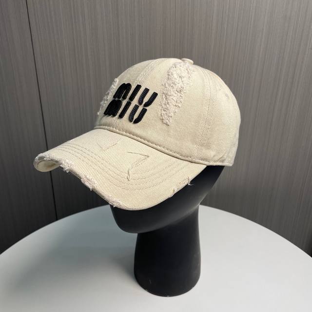 miumiu 25 Spring New Baseball Cap This Hat Is So Beautiful. The Hole Design A