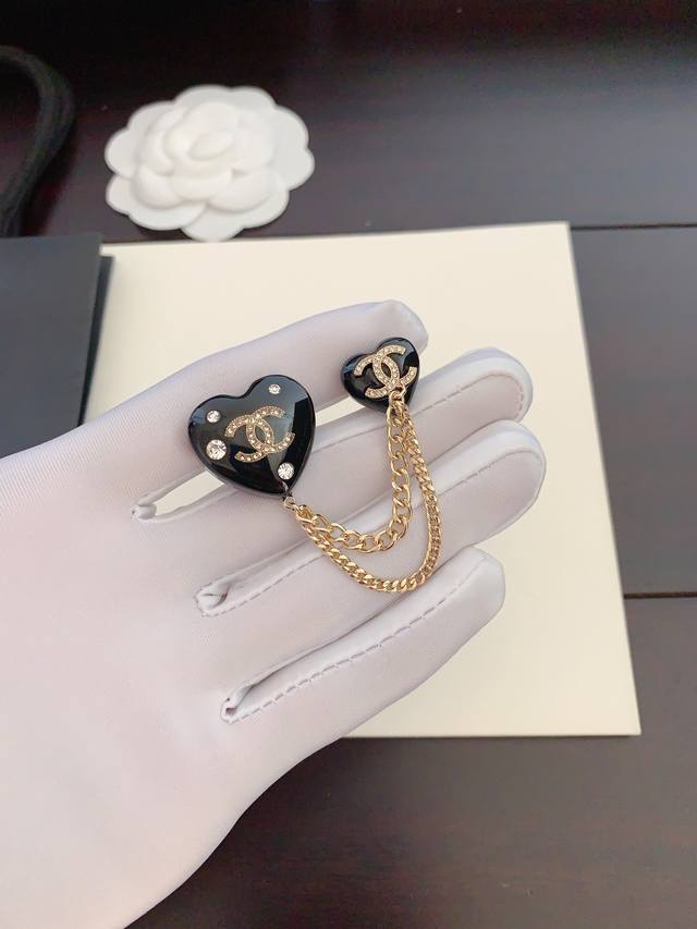 ch*Nel New Black Love Brooch Consistent Zp Brass Material