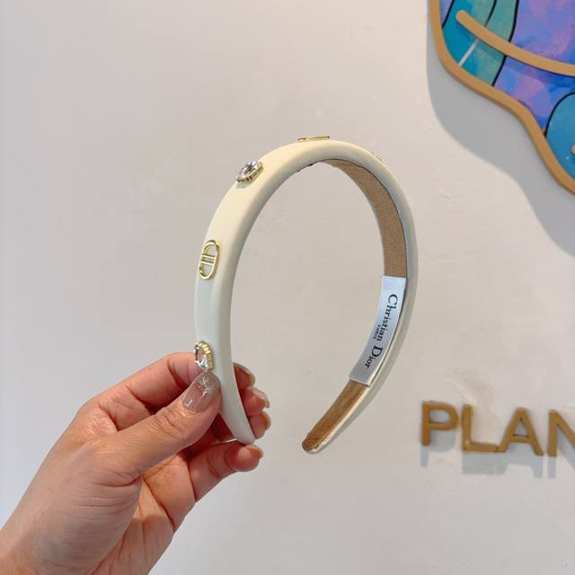 With Packaging Dior's New Narrow Version Of High-End Brand Headband, The Popular
