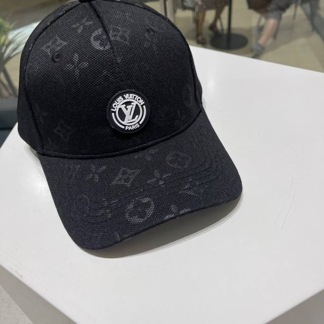 lv New Style Baseball Cap From The Counter, Shipped Simultaneously From The C