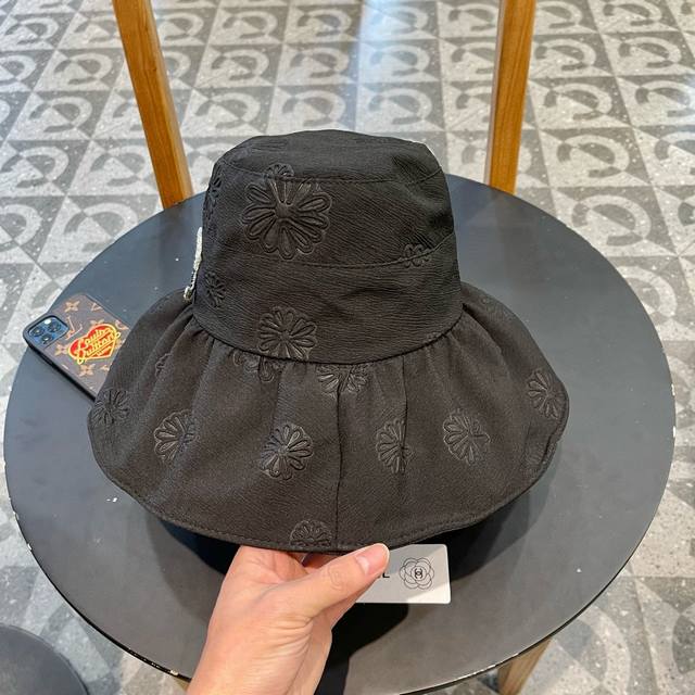 chanel Chanel's New Large Brim Folding Sunshade Bucket Hat Is Simple And Eleg