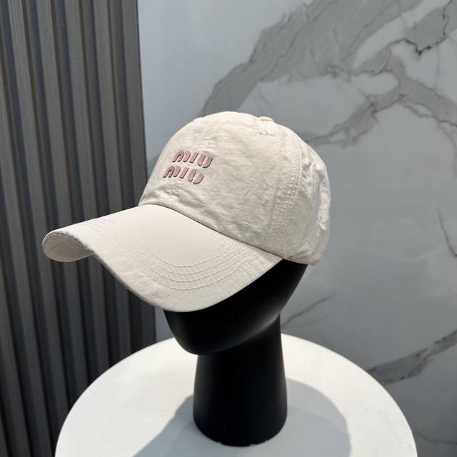 miumiu Miu Miu's New Quick-Drying Simple Baseball Cap Is Light And Breathable