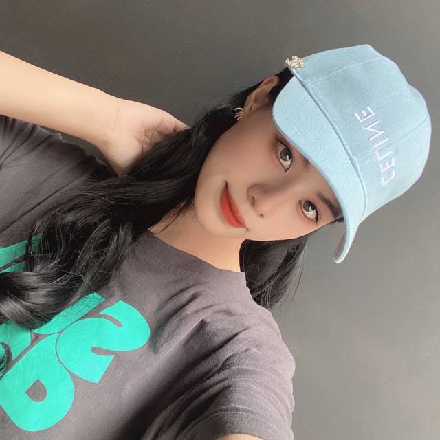 celine Celine's New Counter Embroidered Baseball Cap New Models Are On Sale.