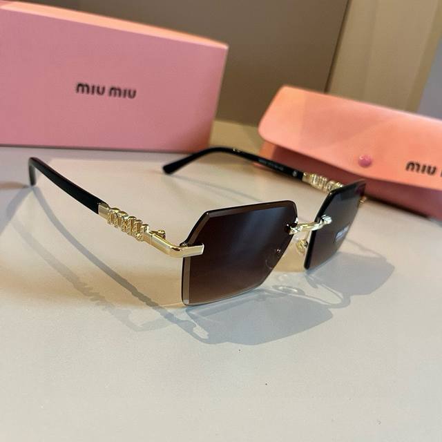 miumiu New Color For Girls Is Here. I Want To Weld The Sunglasses On My Face.