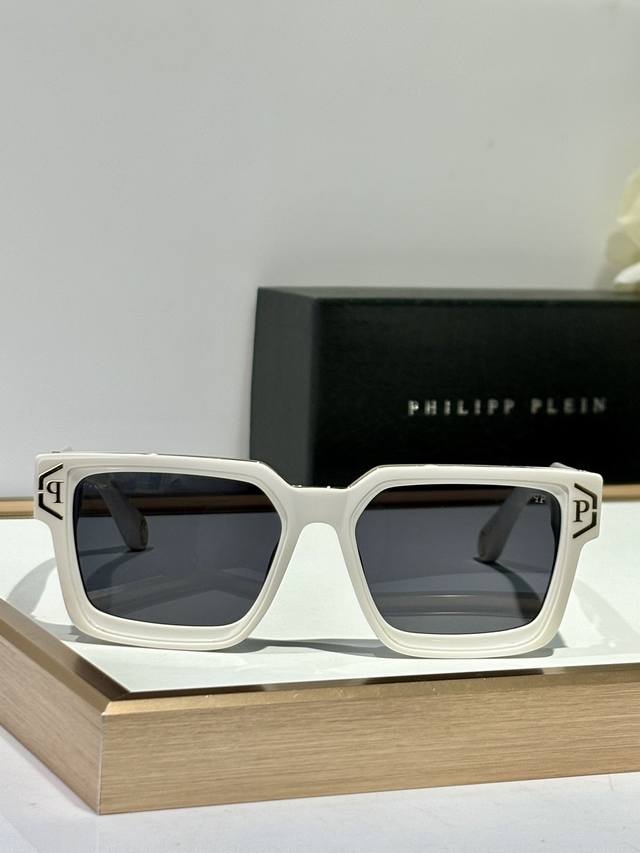 philipp Plein Made Of Imported Plate Material, Cut And Polished, Full Of Glos