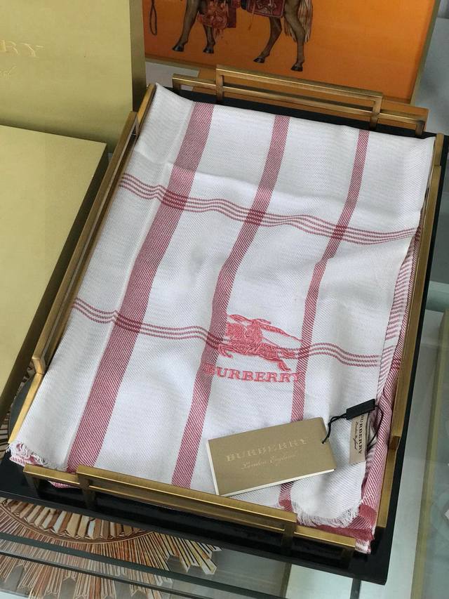 The Latest Model Of Burberry's Lightweight Plaid Scarf Has Been Shipped. The Exq