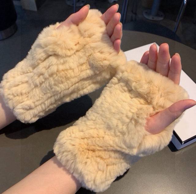 chanel Chanel Autumn And Winter Lazy Rabbit Fur Fingerless Half Gloves, A Mus
