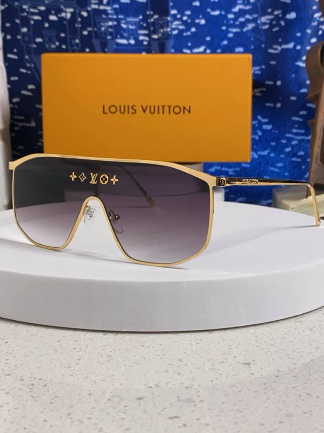 lv Louis Vuitton 2025 New Women's Avant-Garde Mirrored Floral Pattern Masked