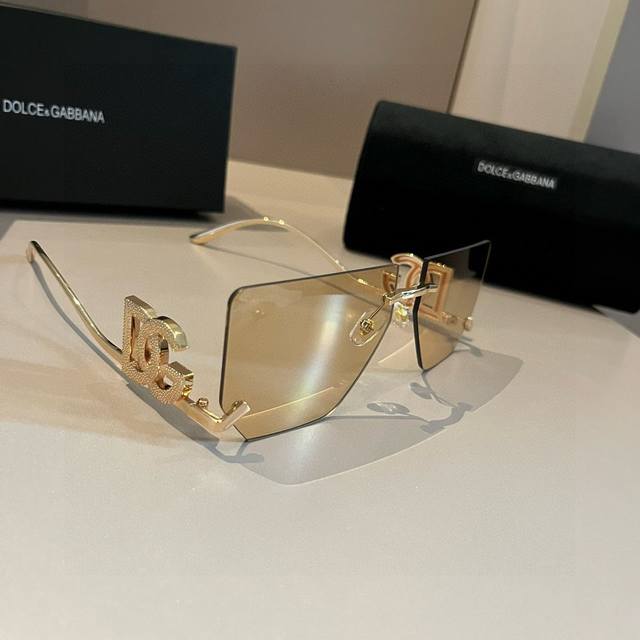 dg Dolce & Gabbana's New Stylish Sunglasses Are Super Gentle And Have A Summe