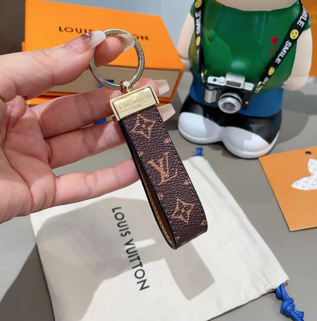 lv Keychain Car Keychain Classic Old Flower Black Grid Monogram Canvas Is Not
