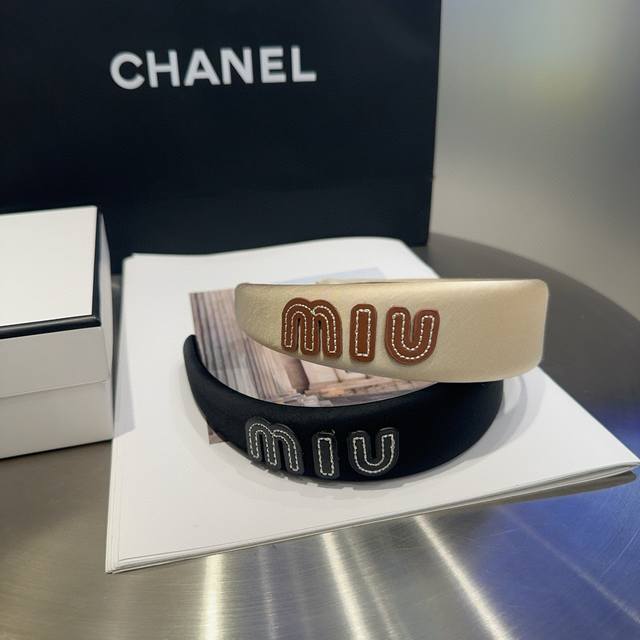 With Packaging Box Miumiu New Letter Headband Is Simple, Elegant, Practical And