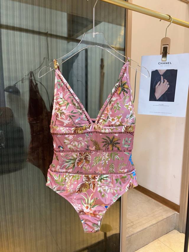 Special P Gucci One-Piece Swimsuit Is Suitable For A Variety Of Scenes. It Can B