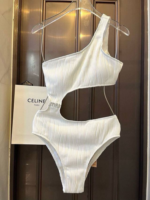 P Miu Miu's New One-Piece Swimsuit Is Suitable For A Variety Of Scenarios. It Ca