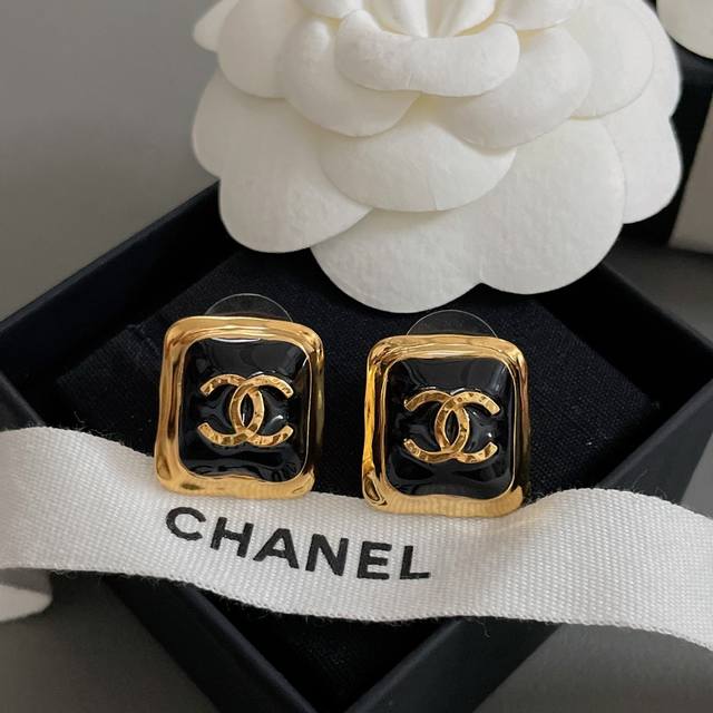 High Quality Details As Shown In The Picture Curved Edge Gold And Black Earrings