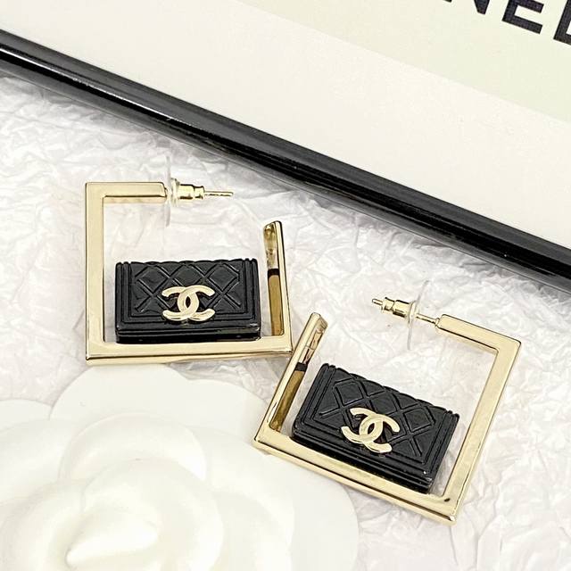Chanel Earrings Are Hot-Selling And Are On Sale. Zp Chan 23 Acrylic Bag Earrings